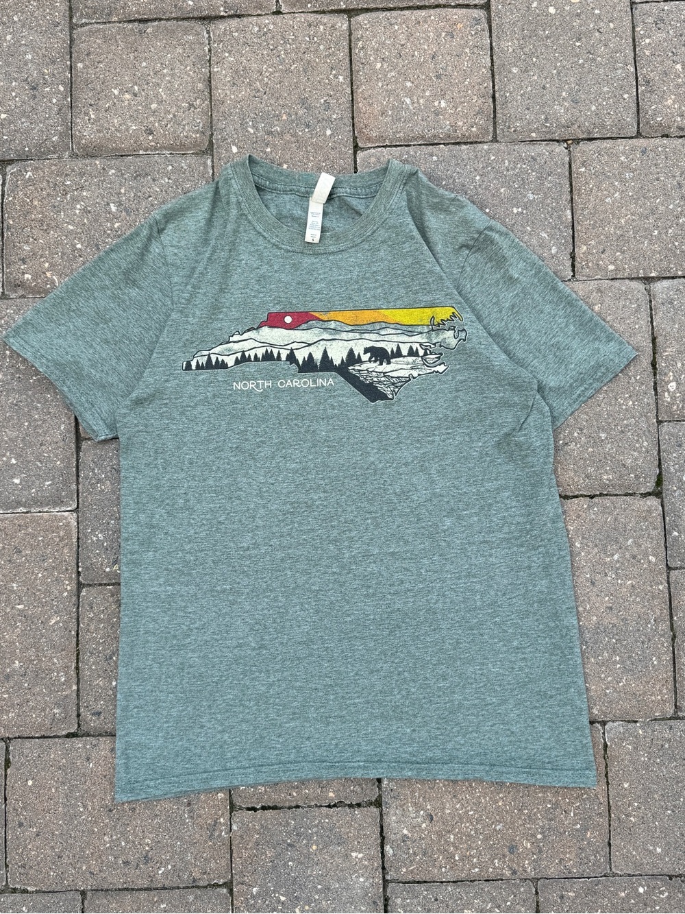 Ouray North Carolina Mountain Bear Graphic T-Shirt Men’s Small
